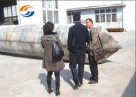 Utilisation de lancement d'airbags de bateau en caoutchouc pneumatique dans le transport de construction lourde