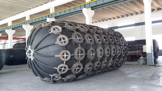 Des déflecteurs pneumatiques polyvalents Yokohama pour divers environnements marins
