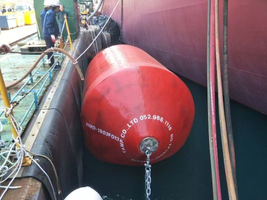 Partie d'échafaudage remplie de mousse marine d'un navire à l'autre