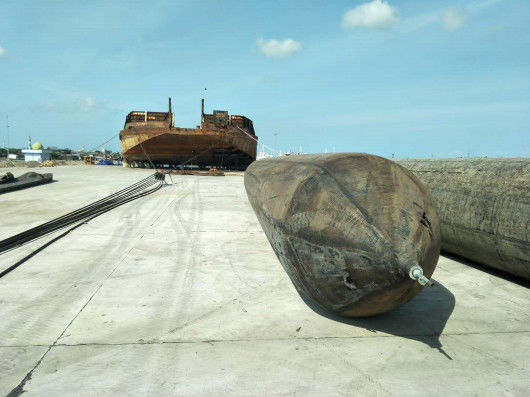 Accrochage et lancement des airbags marins